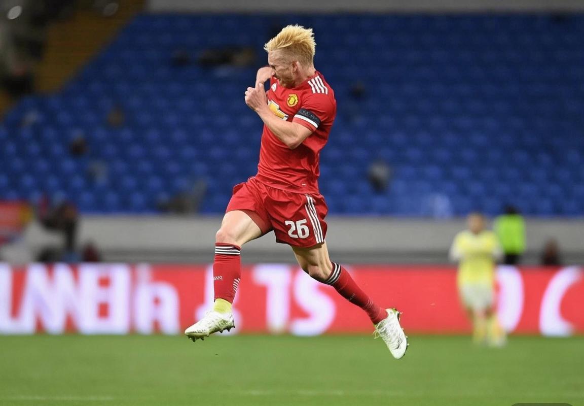 意甲联赛：曼联旧将闪耀争冠战，奥斯梅恩领跑射手榜助那不勒斯登顶